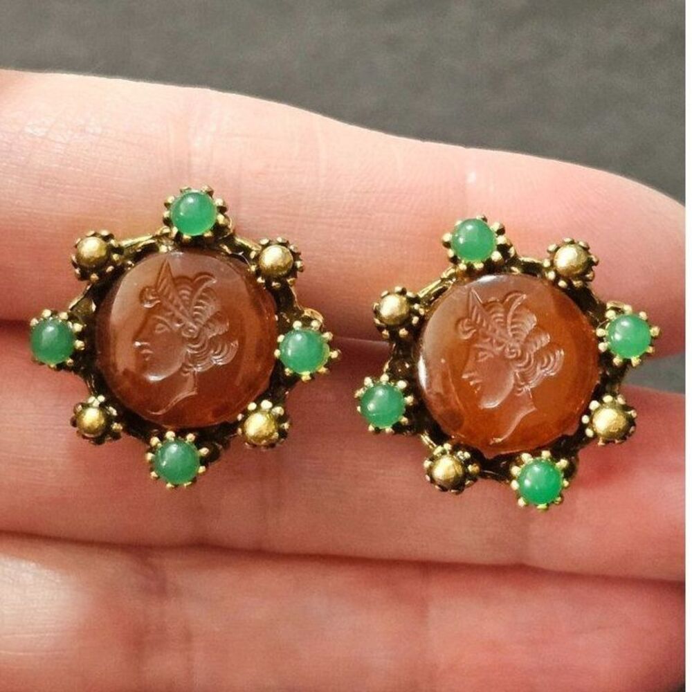 **Last Chance!! Final Sale** Vintage gold tone cameo screw back clip on earrings